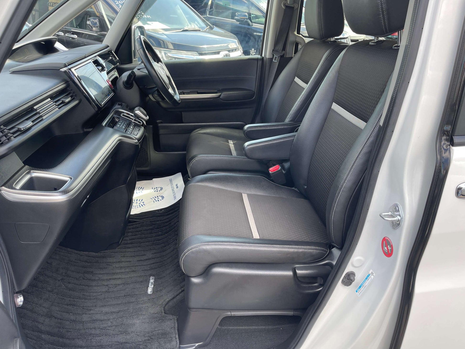 Interior view of the 2018 Honda Stepwgn 2.0 Spada Hybrid G Honda Sensing showing spacious seating and dashboard features.