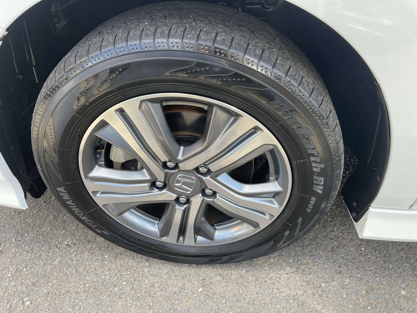 Close-up of a silver alloy wheel with tire on a 2018 Honda Stepwgn 2.0 Spada Hybrid, showcasing its design and condition.