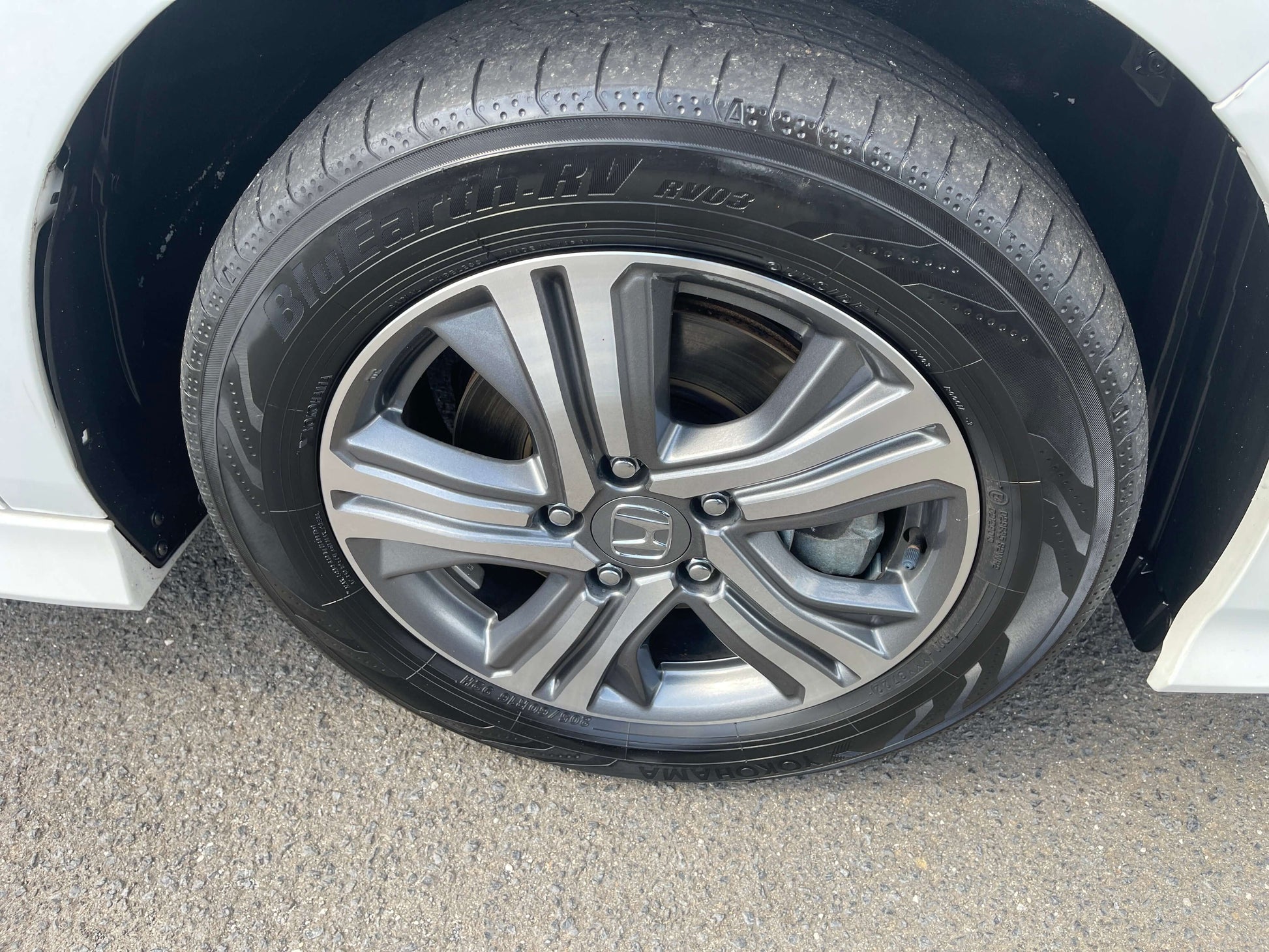 Close-up of the wheel of a 2018 Honda Stepwgn 2.0 Spada Hybrid G showing alloy rim and tire.
