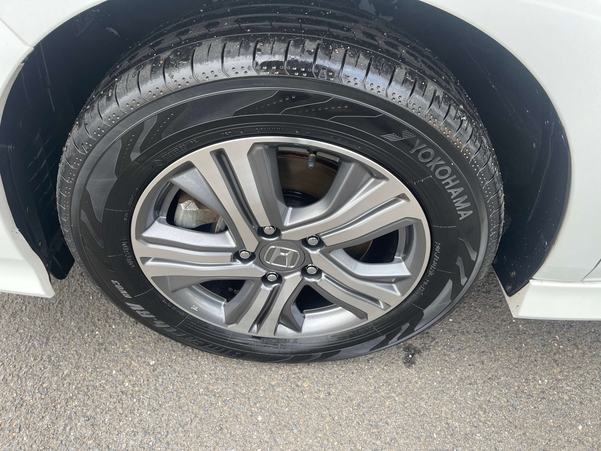 2018 Honda Honda Stepwgn 2.0 Spada Hybrid G Honda Sensing wheel and Yokohama tire close-up view.