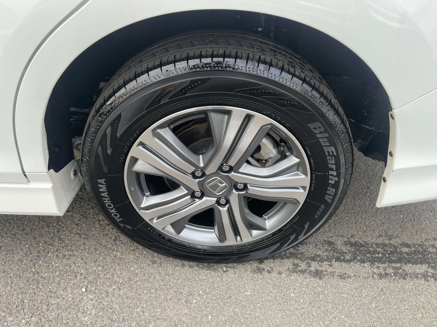 2018 Honda Honda Stepwgn 2.0 Spada Hybrid G Honda Sensing wheel and tire close-up with Yokohama tire.