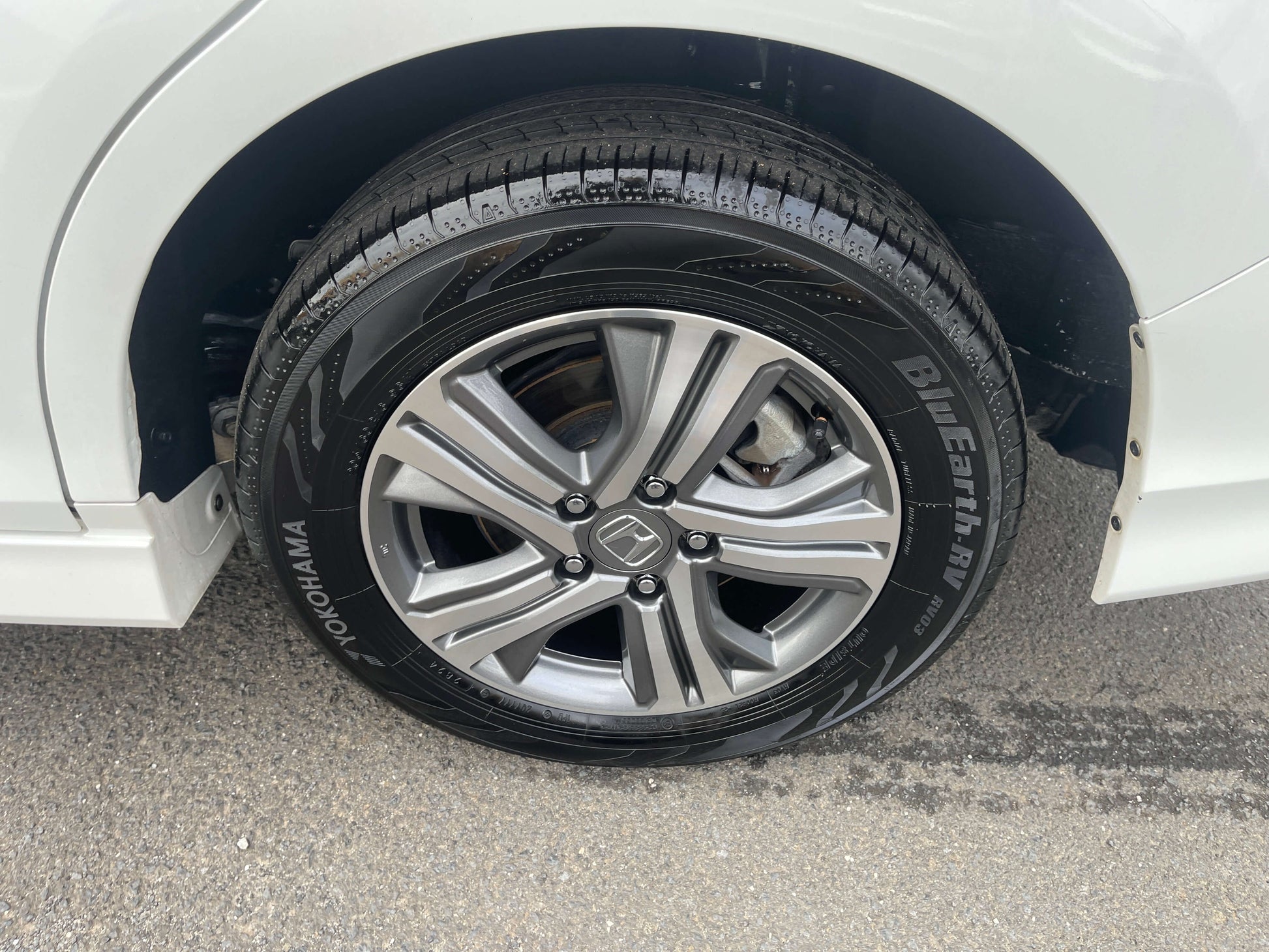 2018 Honda Honda Stepwgn 2.0 Spada Hybrid G Honda Sensing wheel and tire close-up with Yokohama tire.
