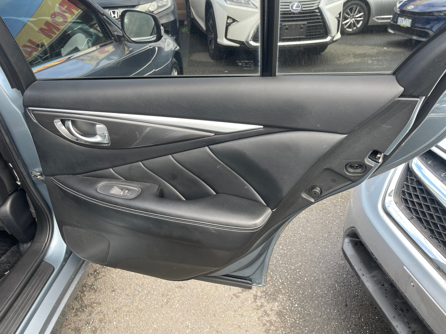Interior view of the 2016 Nissan Skyline V6 3.5L Hybrid door panel, showcasing premium design and features.
