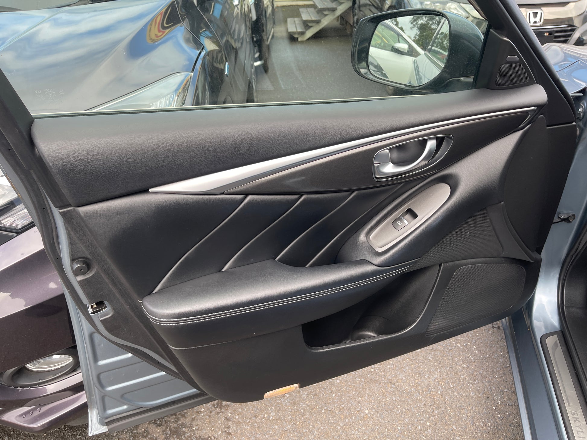 2016 Nissan Skyline V6 3.5L Hybrid interior door details showing black leather and controls