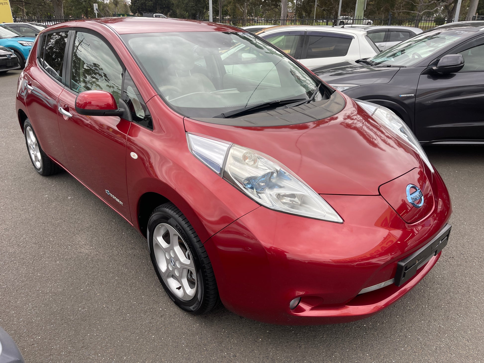 2013 Nissan Leaf 24kW G-Edition Full Electric Full Option in red, showing the exterior design and features.