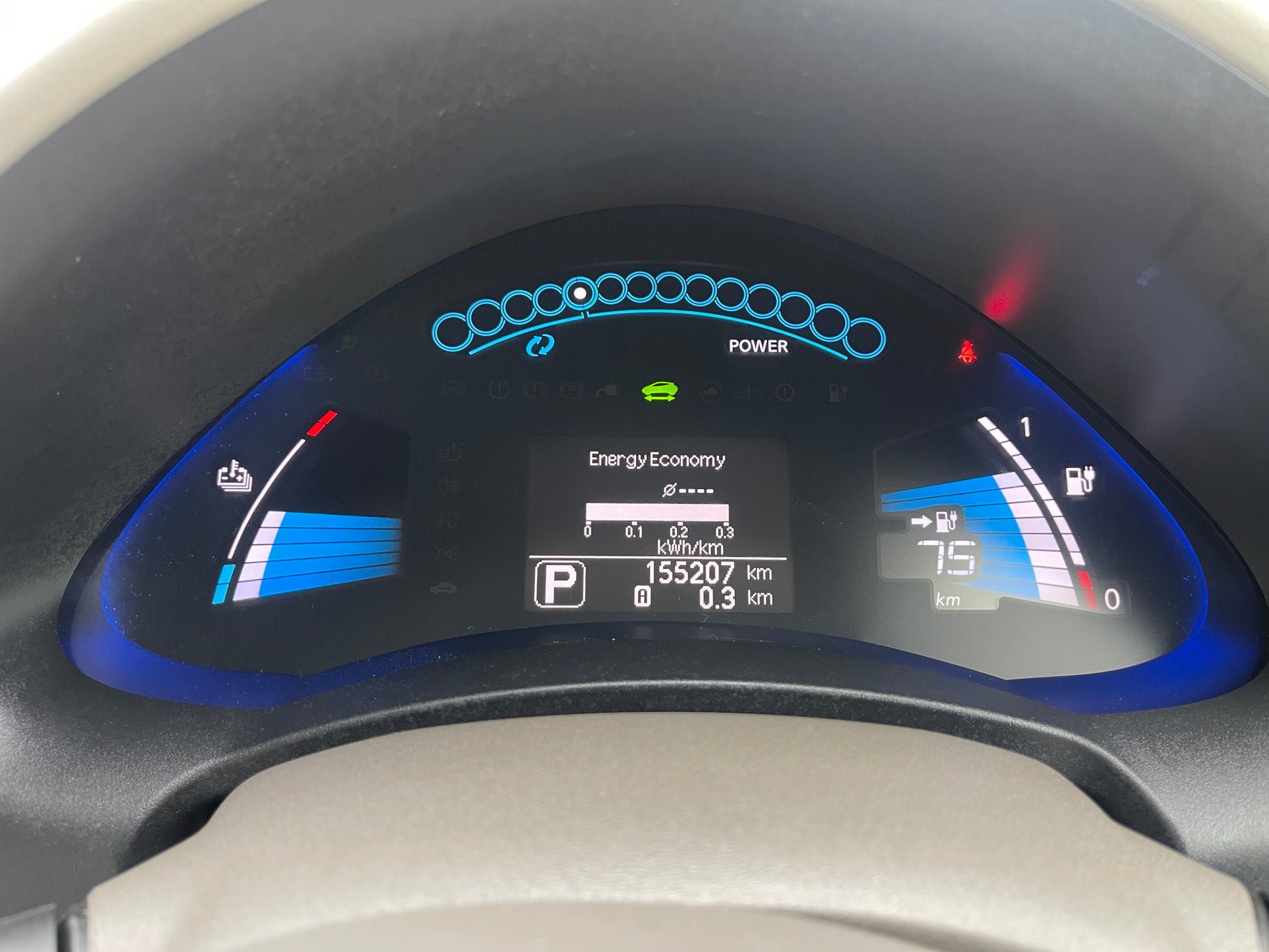Dashboard display of a 2013 Nissan Leaf 24kW G-Edition Full Electric, showing energy economy and mileage of 155207 km.