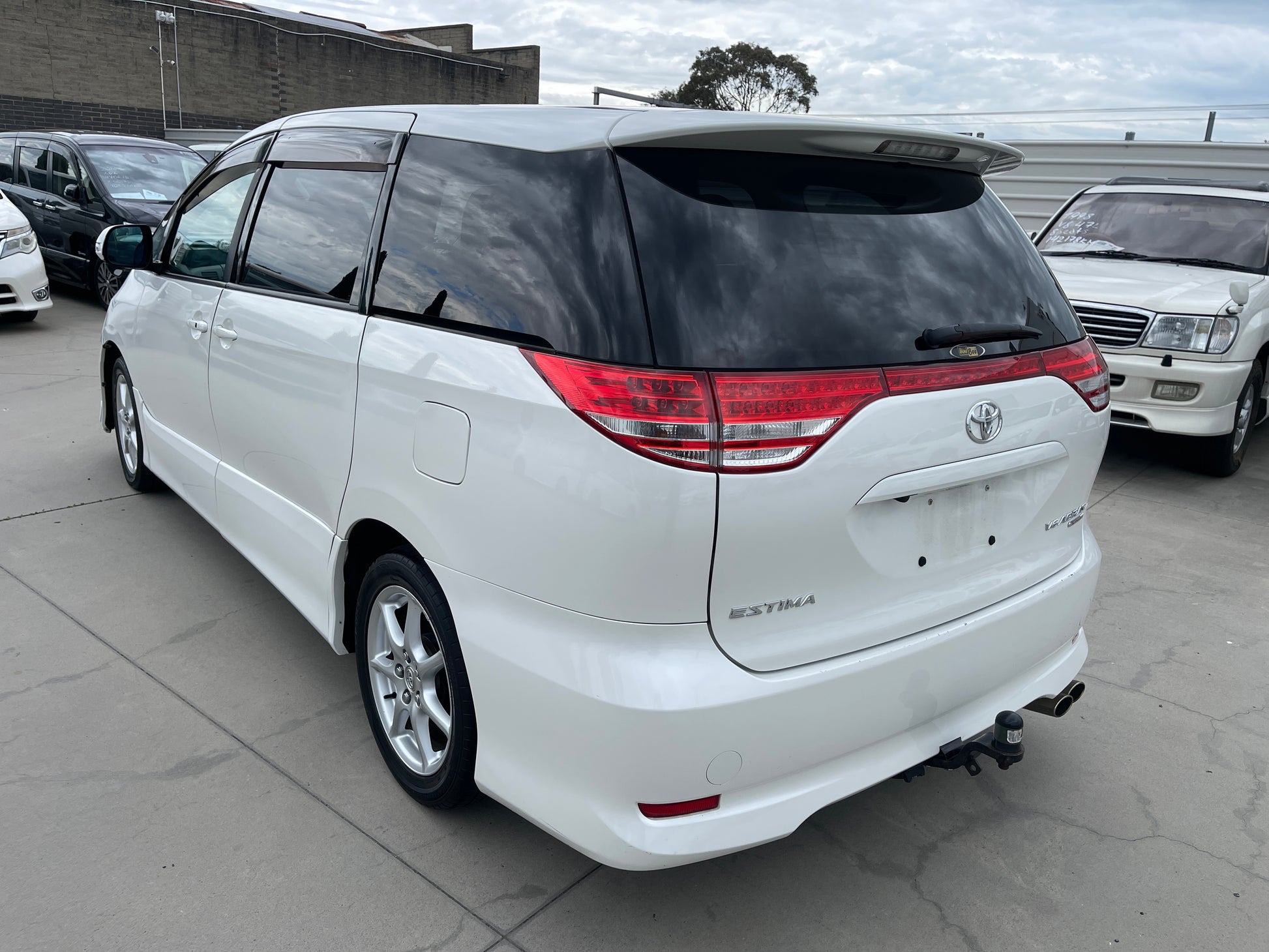2006 Toyota Estima Aeras V6 3.5L rear view, white color, 7 seater minivan, in excellent condition.