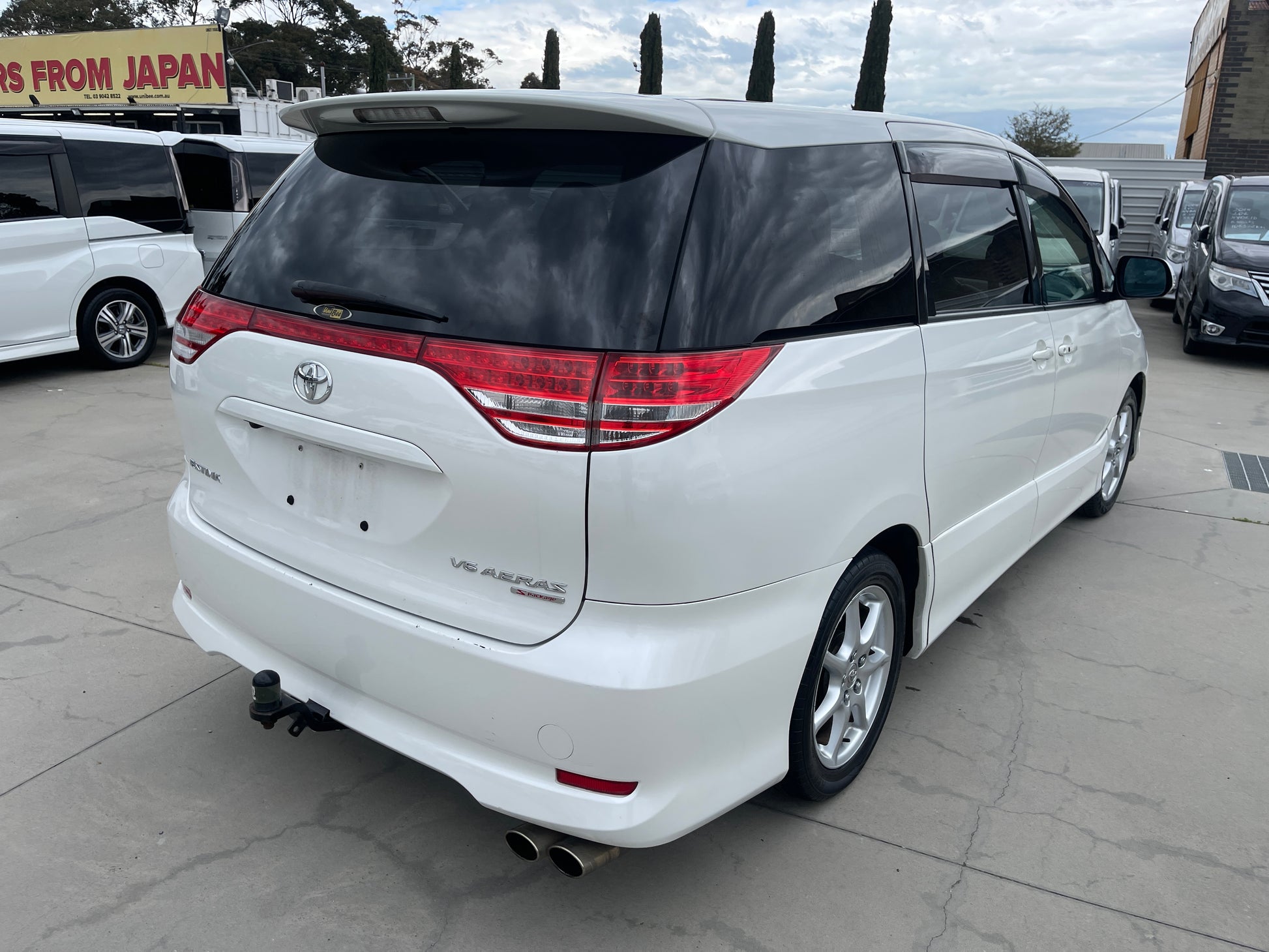 2006 Toyota Estima Aeras V6 3.5L rear view in white with fresh trade-in status and seven seating capacity