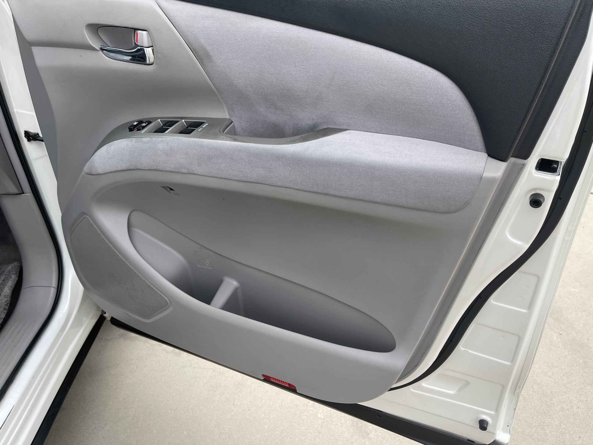 Interior view of 2006 Toyota Estima Aeras V6 3.5L door panel with controls and fabric finish.