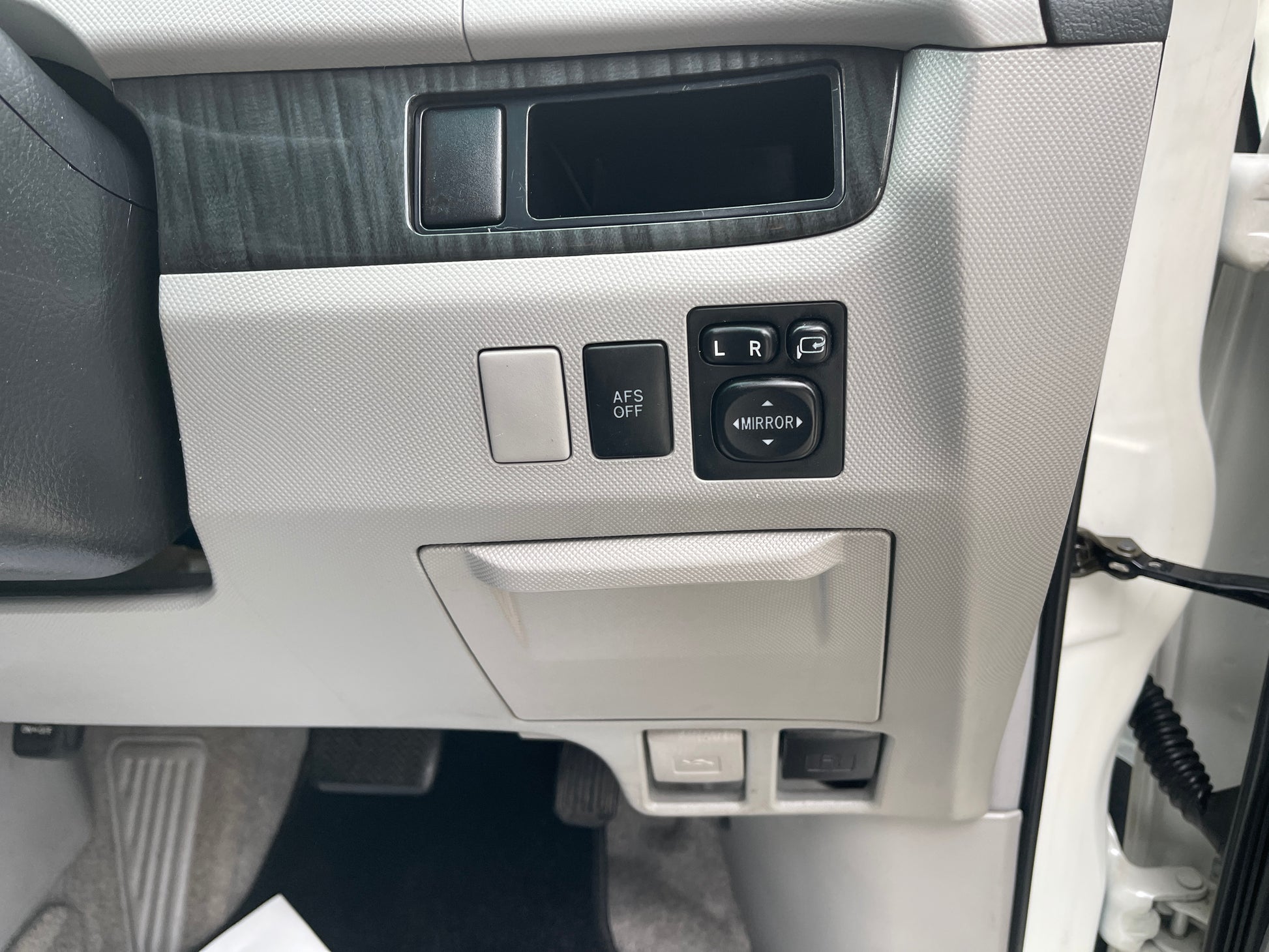 Interior controls of 2006 Toyota Estima Aeras V6 3.5L including AFS, LR, and reset buttons.