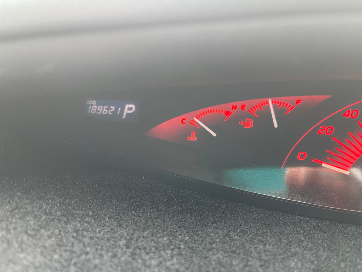 2006 Toyota Estima Aeras V6 3.5L dashboard with odometer showing 189621 km and fuel gauge.