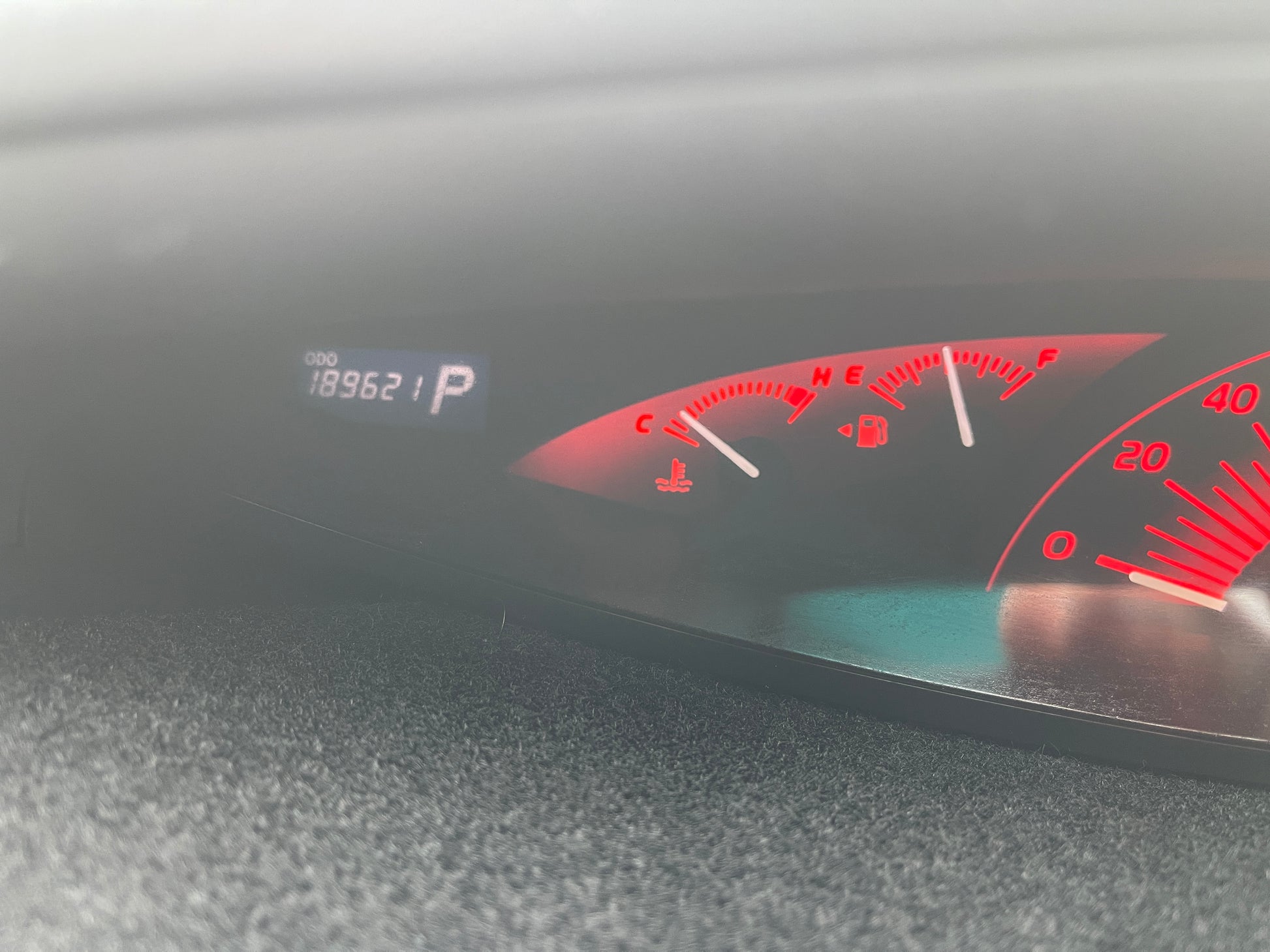 2006 Toyota Estima Aeras V6 3.5L dashboard with odometer showing 189621 km and fuel gauge.