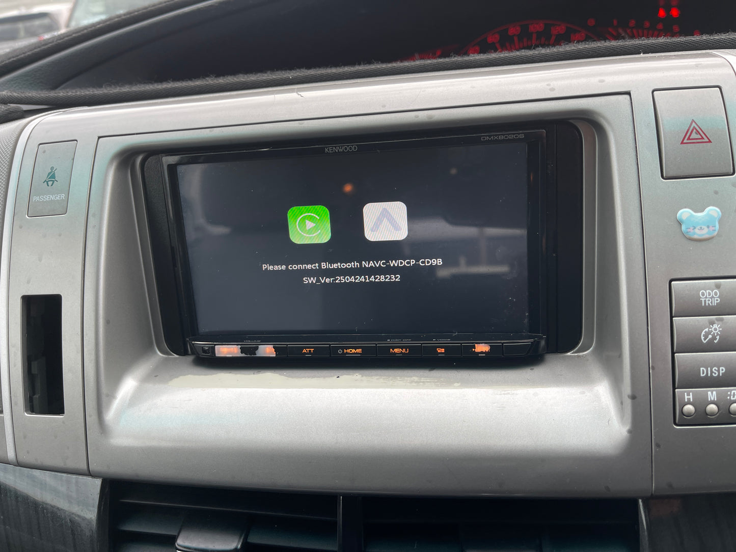 2006 Toyota Estima Aeras V6 3.5L car dashboard displaying Bluetooth connection prompt.