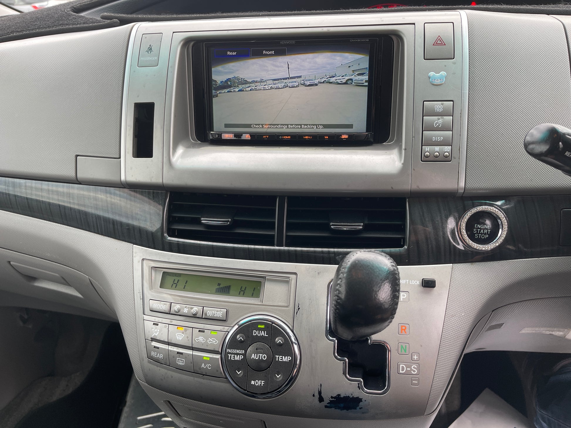 Interior dashboard of a 2006 Toyota Estima Aeras V6 3.5L with navigation and climate controls