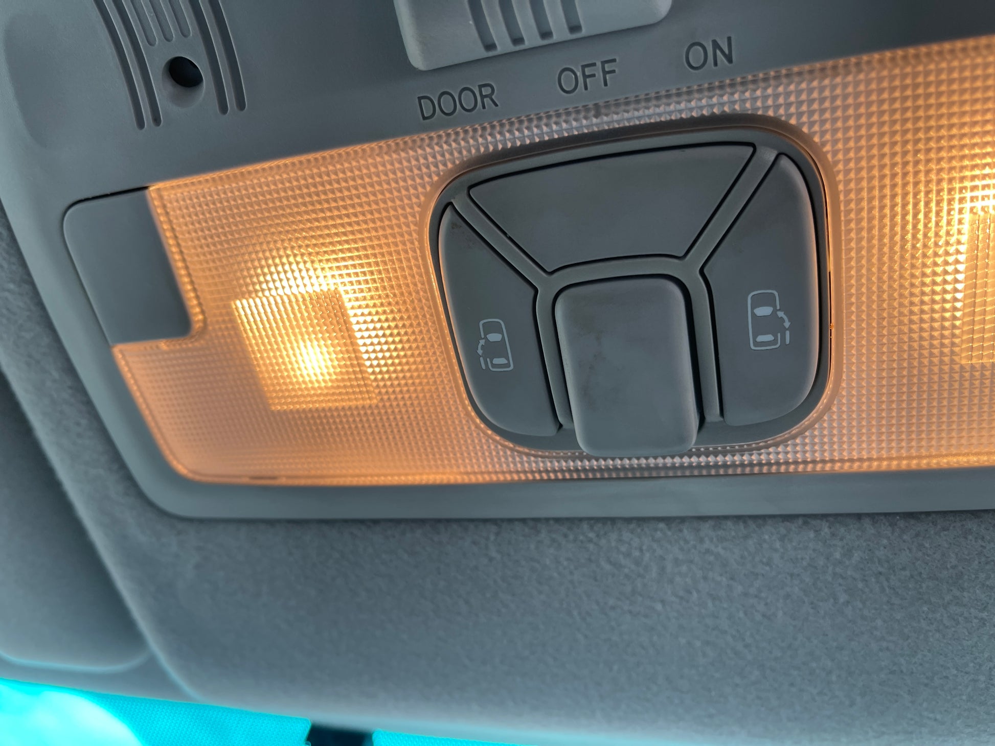 2006 Toyota Estima Aeras V6 3.5L Interior lighting controls and switches in a vehicle ceiling, featuring door and light settings.