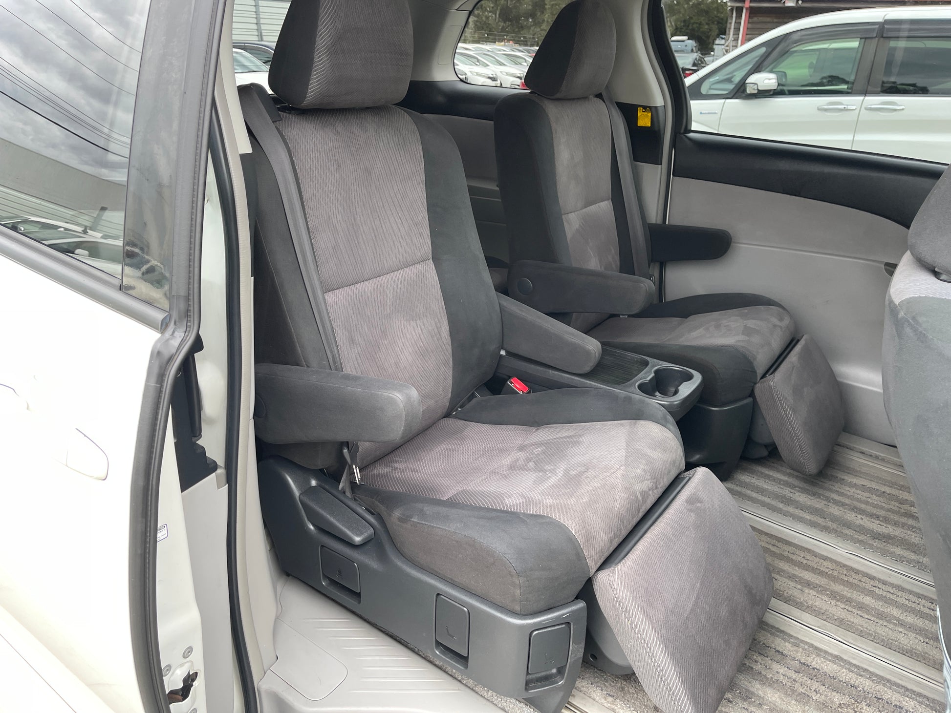 Interior view of 2006 Toyota Estima Aeras V6 3.5L showing spacious seating arrangement for 7 passengers.