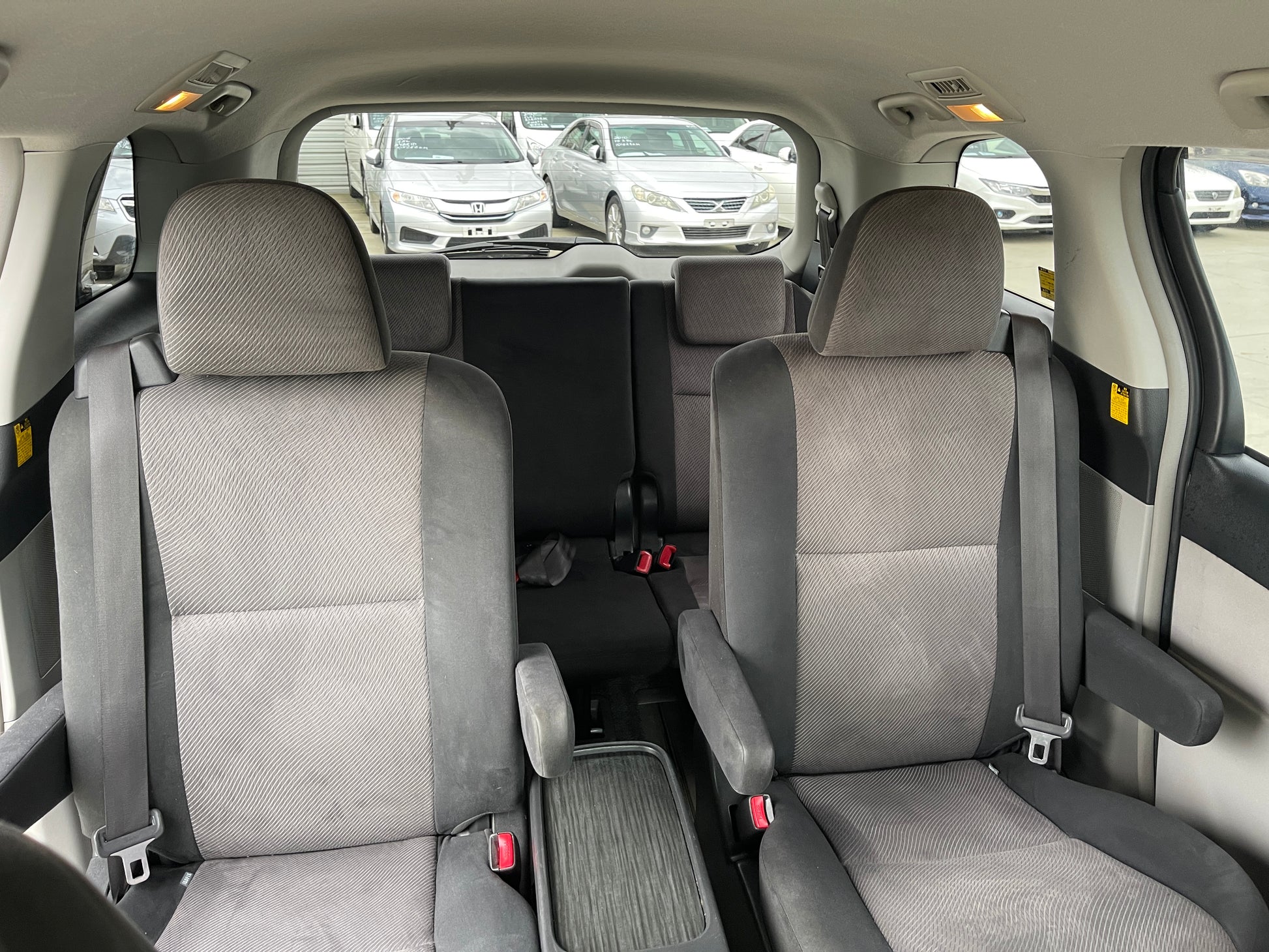 Interior view of the 2006 Toyota Estima Aeras V6 3.5L showing spacious seating for 7 passengers.