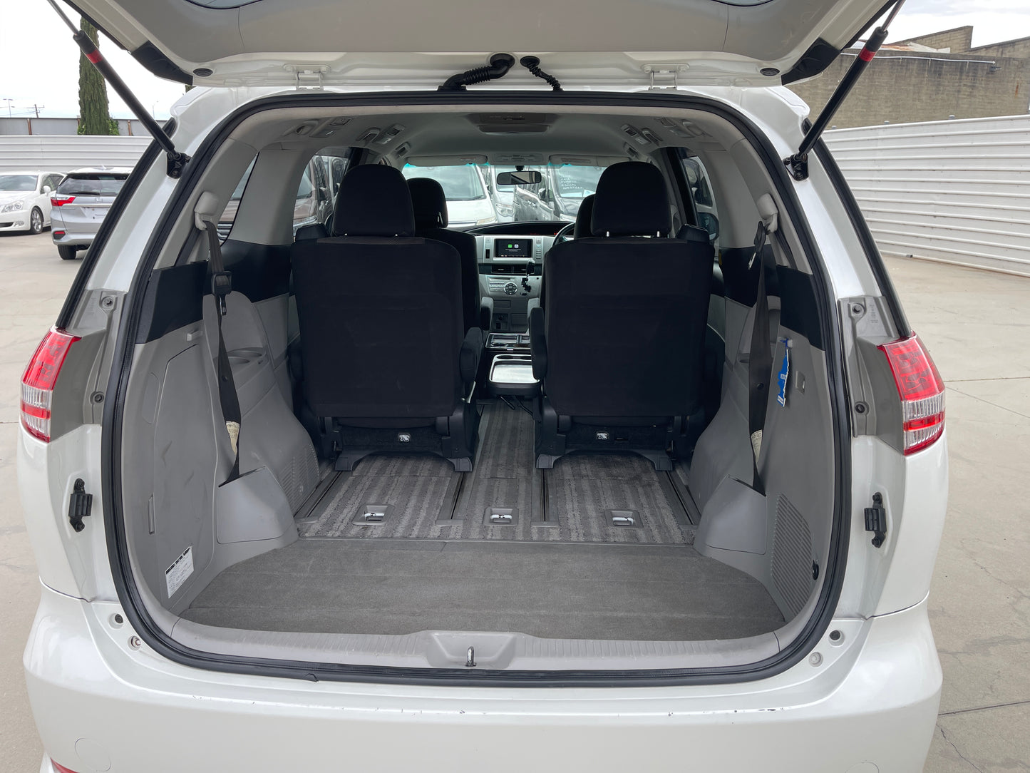 Interior view of the rear space in a 2006 Toyota Estima Aeras V6 3.5L with 7 seats, showcasing ample storage.