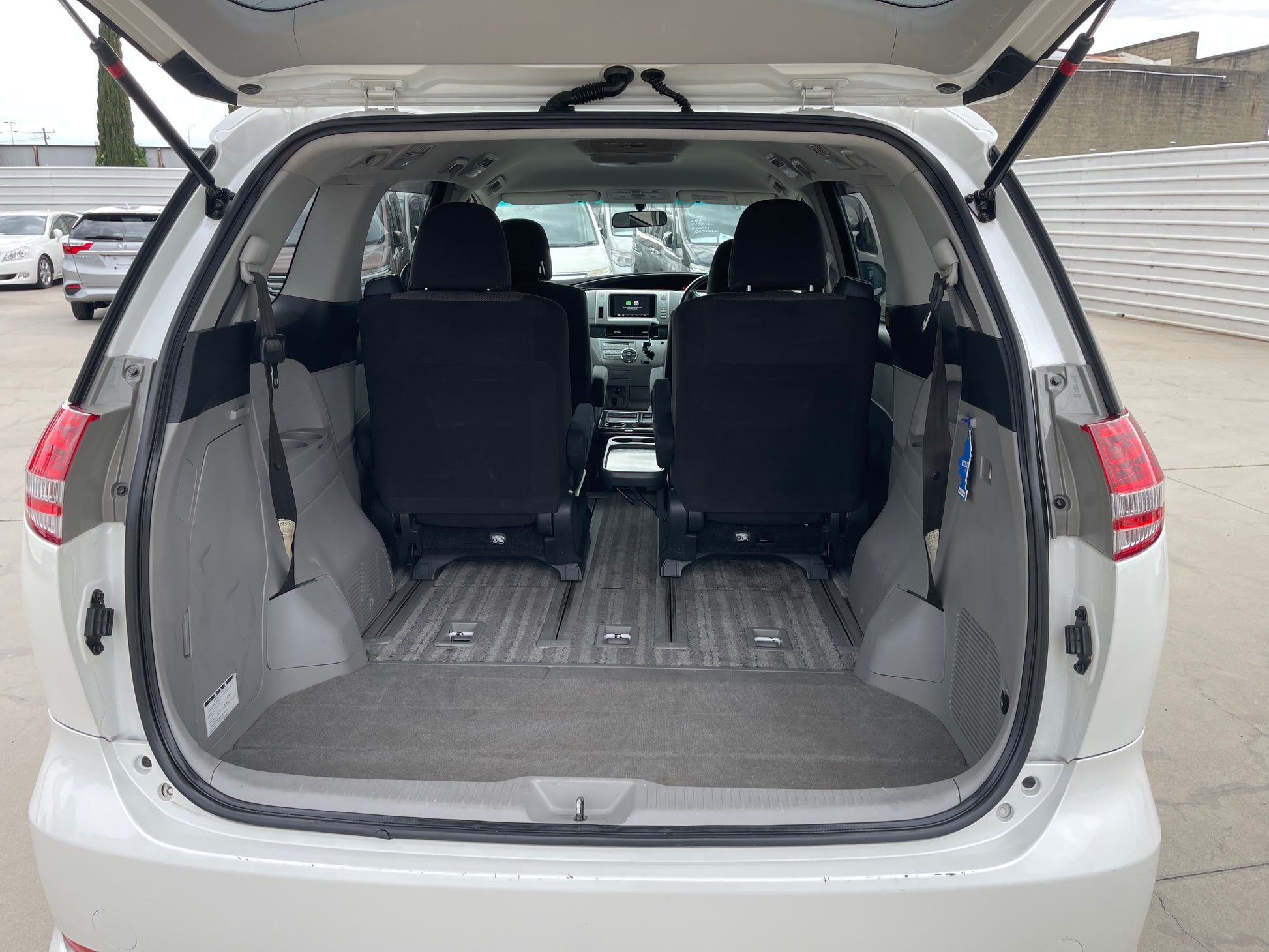 Interior view of the rear space in a 2006 Toyota Estima Aeras V6 3.5L with 7 seats, showcasing ample storage.