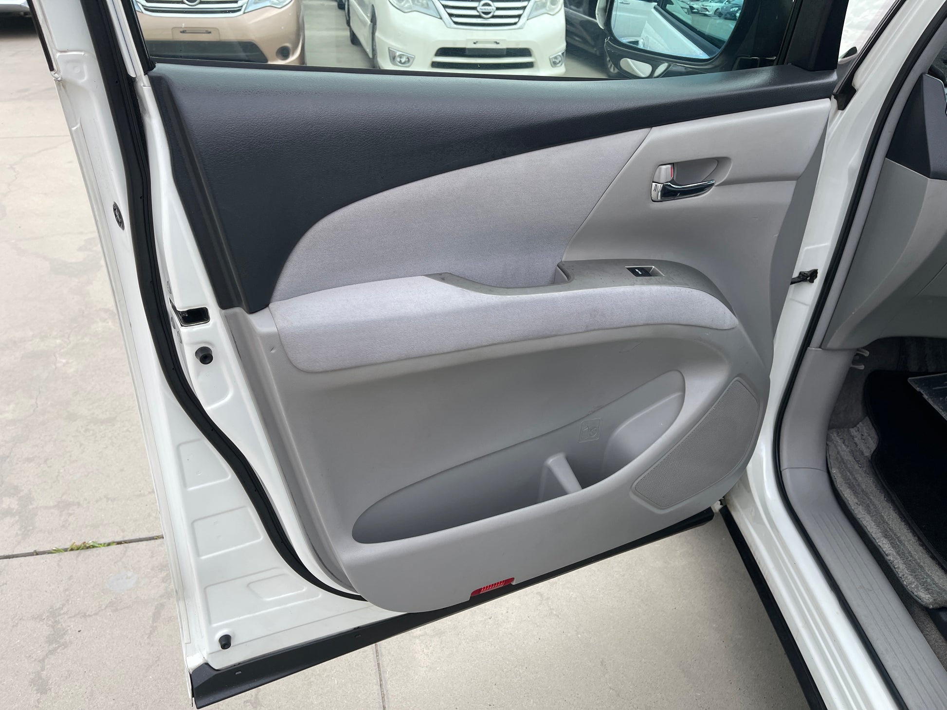 Interior door panel of a 2006 Toyota Estima Aeras V6 3.5L showing the modern design details.
