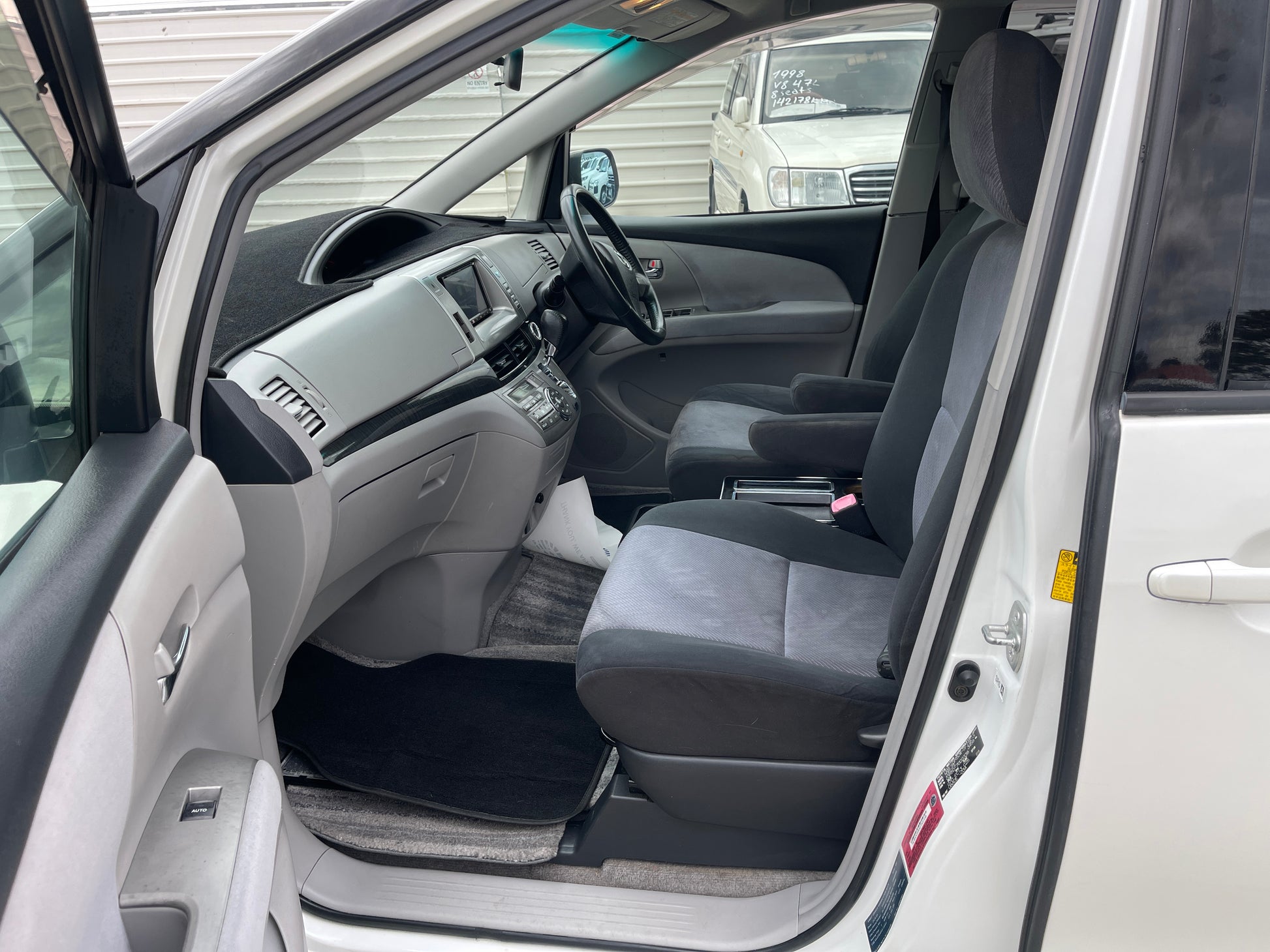 Interior view of 2006 Toyota Estima Aeras V6 3.5L showing front seats and dashboard.
