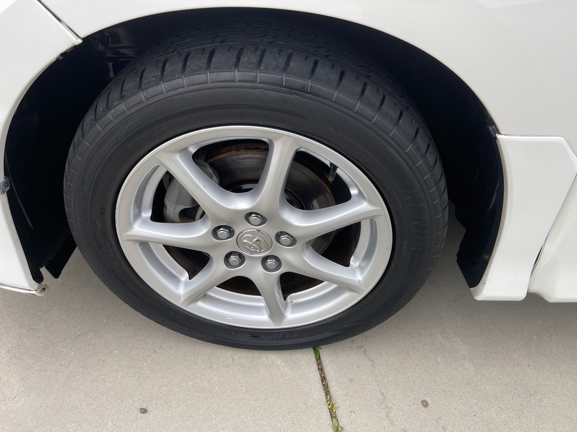 2006 Toyota Estima Aeras V6 3.5L close-up of alloy wheel and tire, showcasing the vehicle's design and features.