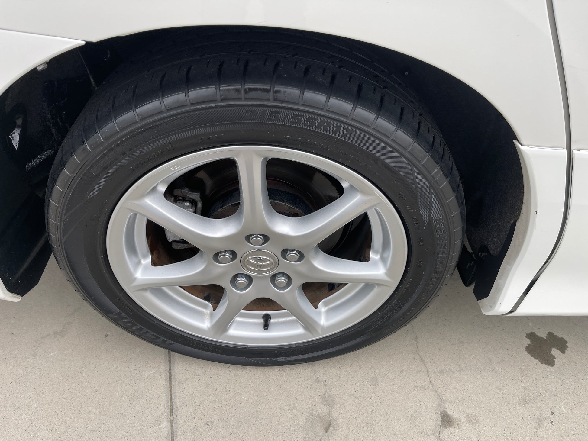 2006 Toyota Estima Aeras V6 3.5L alloy wheel and tire close-up view, showcasing shiny rim and tread.