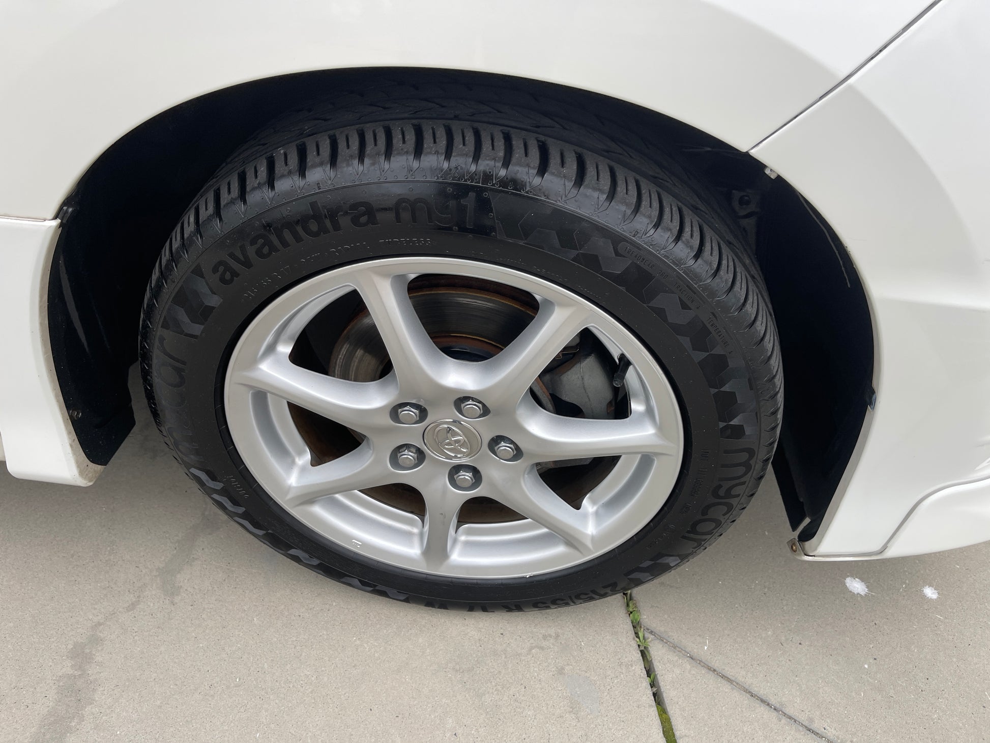 Close-up of a tire and alloy wheel from a 2006 Toyota Estima Aeras V6 3.5L, showcasing the design and tread.