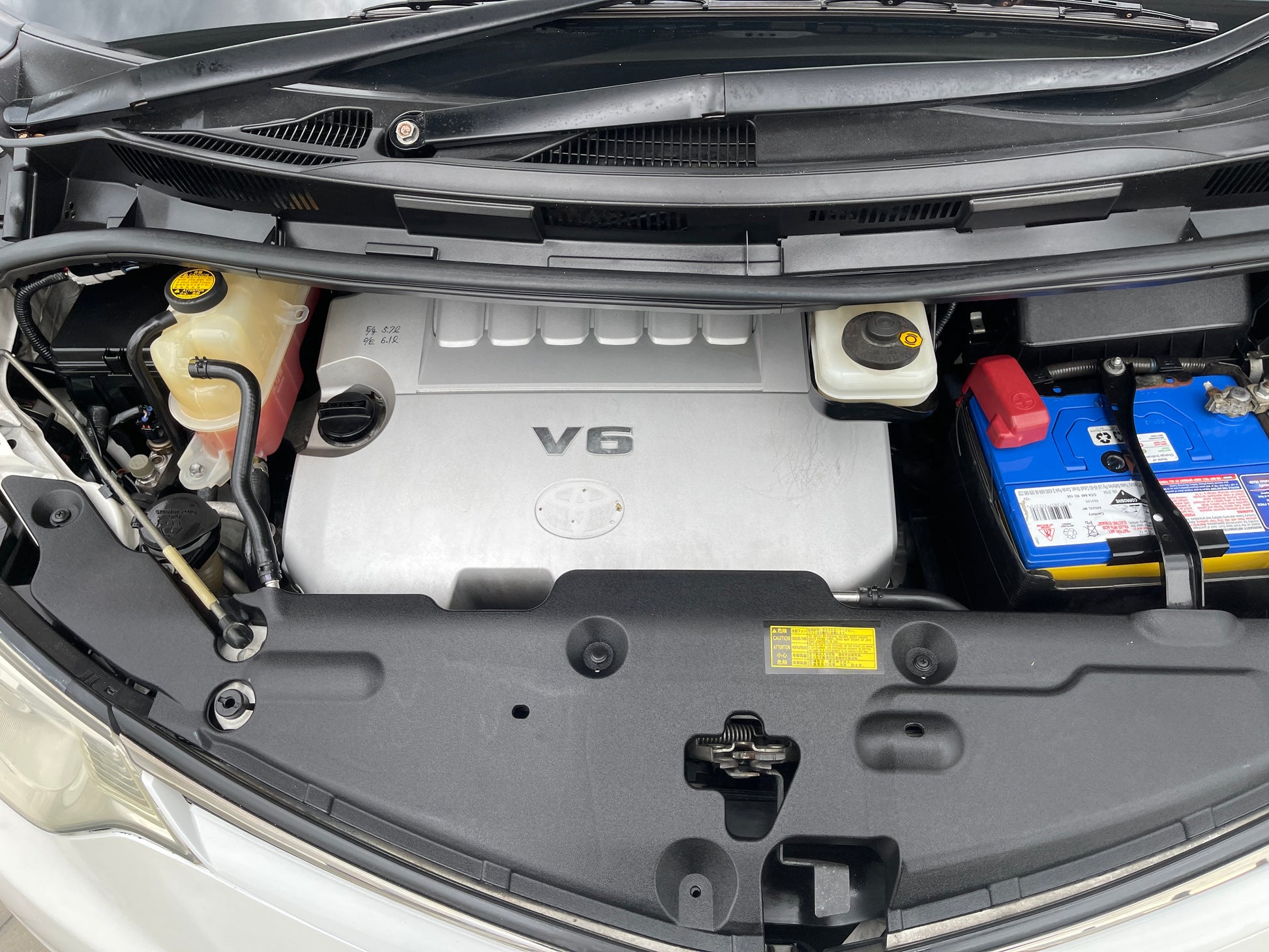Engine compartment of a 2006 Toyota Estima Aeras V6 3.5L showcasing V6 engine and battery.