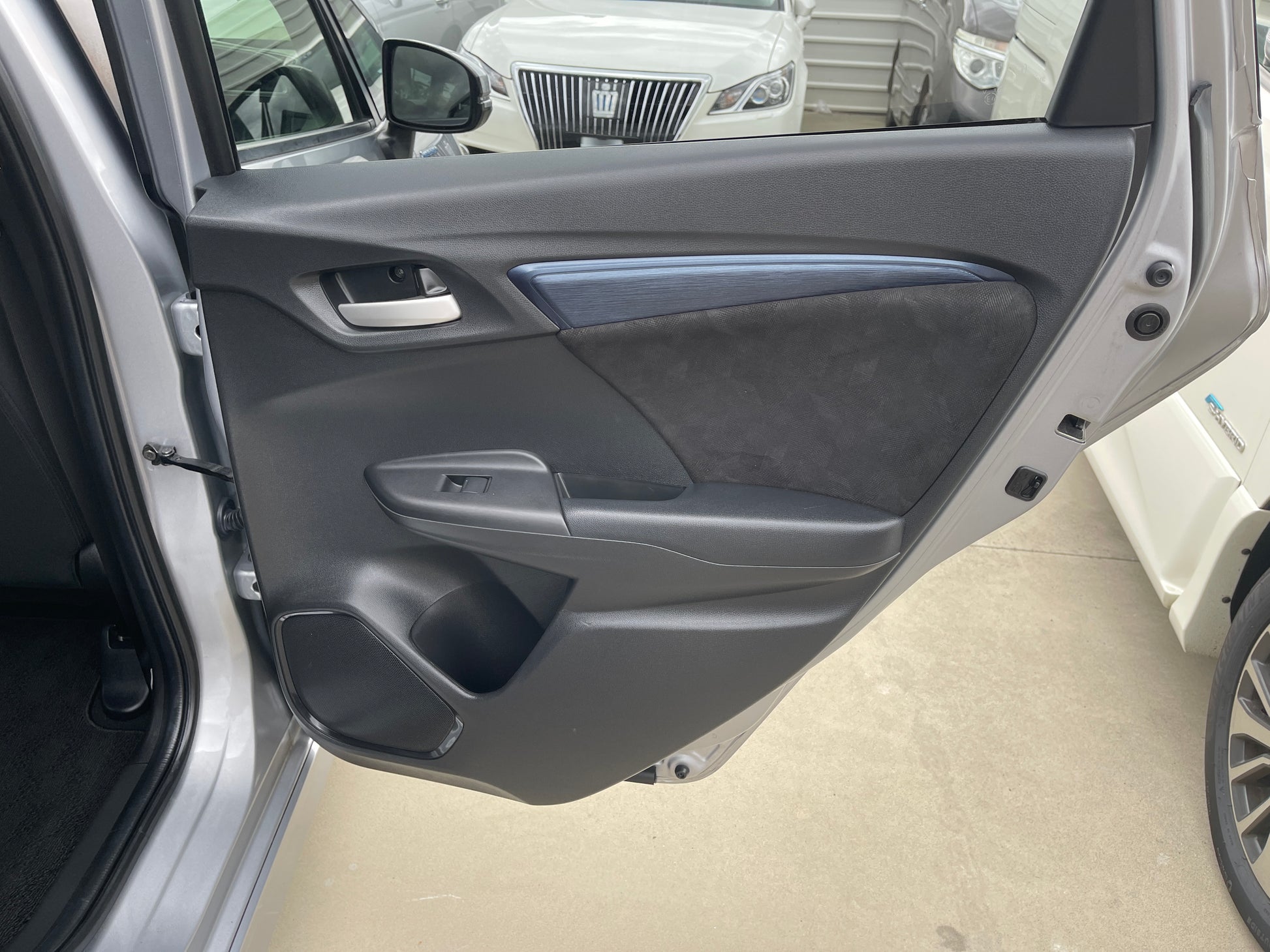 2018 Honda Shuttle 1.5 Hybrid door interior view showcasing stylish design and premium materials.