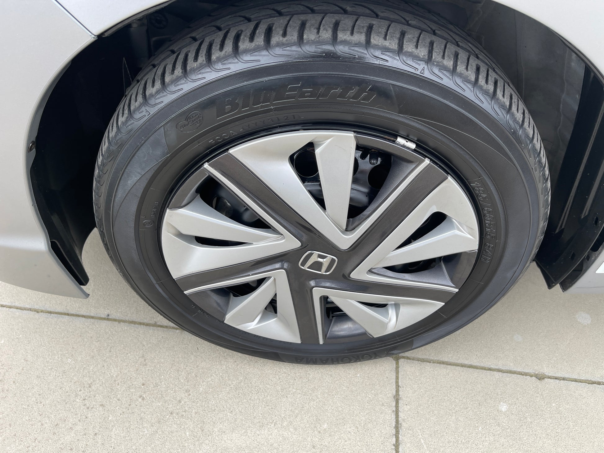 2018 Honda Shuttle 1.5 Hybrid wheel detail with silver alloy rim and tires, showcasing design and technology.