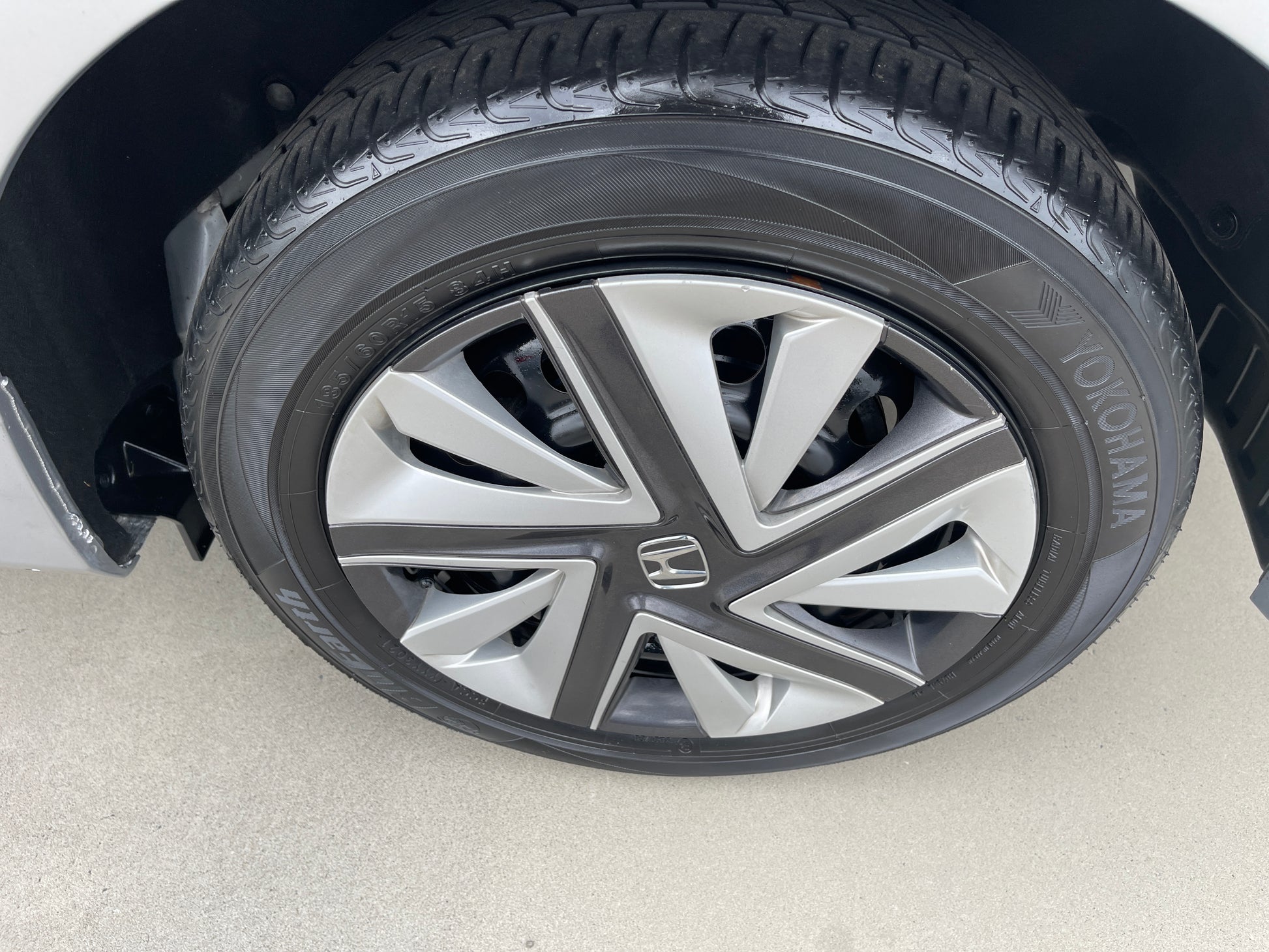 2018 Honda Shuttle 1.5 Hybrid alloy wheel close-up, showcasing design and tire details.