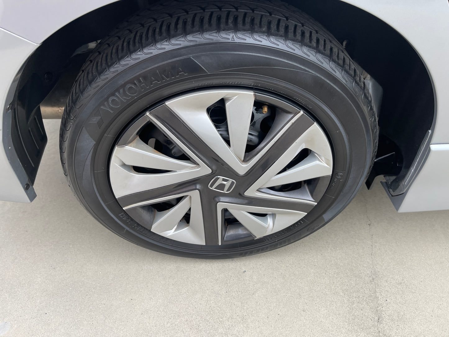 2018 Honda Shuttle 1.5 Hybrid wheel rim showing stylish design and tire, enhancing vehicle aesthetics.