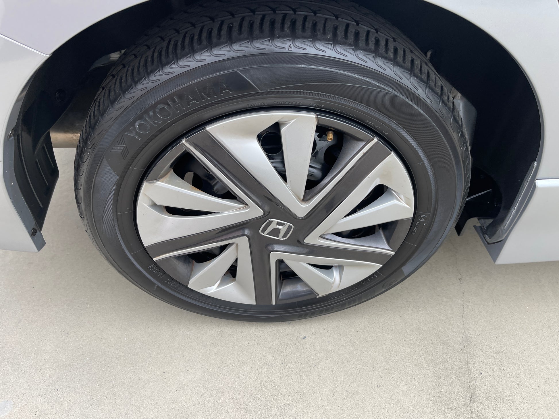 2018 Honda Shuttle 1.5 Hybrid wheel rim showing stylish design and tire, enhancing vehicle aesthetics.