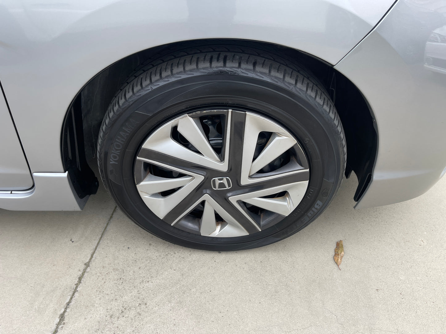 2018 Honda Shuttle 1.5 Hybrid wheel with stylish alloy rim and premium tire design.