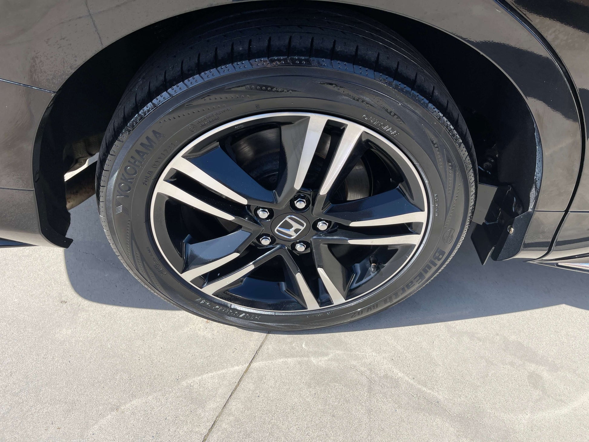2016 Honda Odyssey 2.0 Hybrid wheel and tire view showcasing sleek design and performance features.
