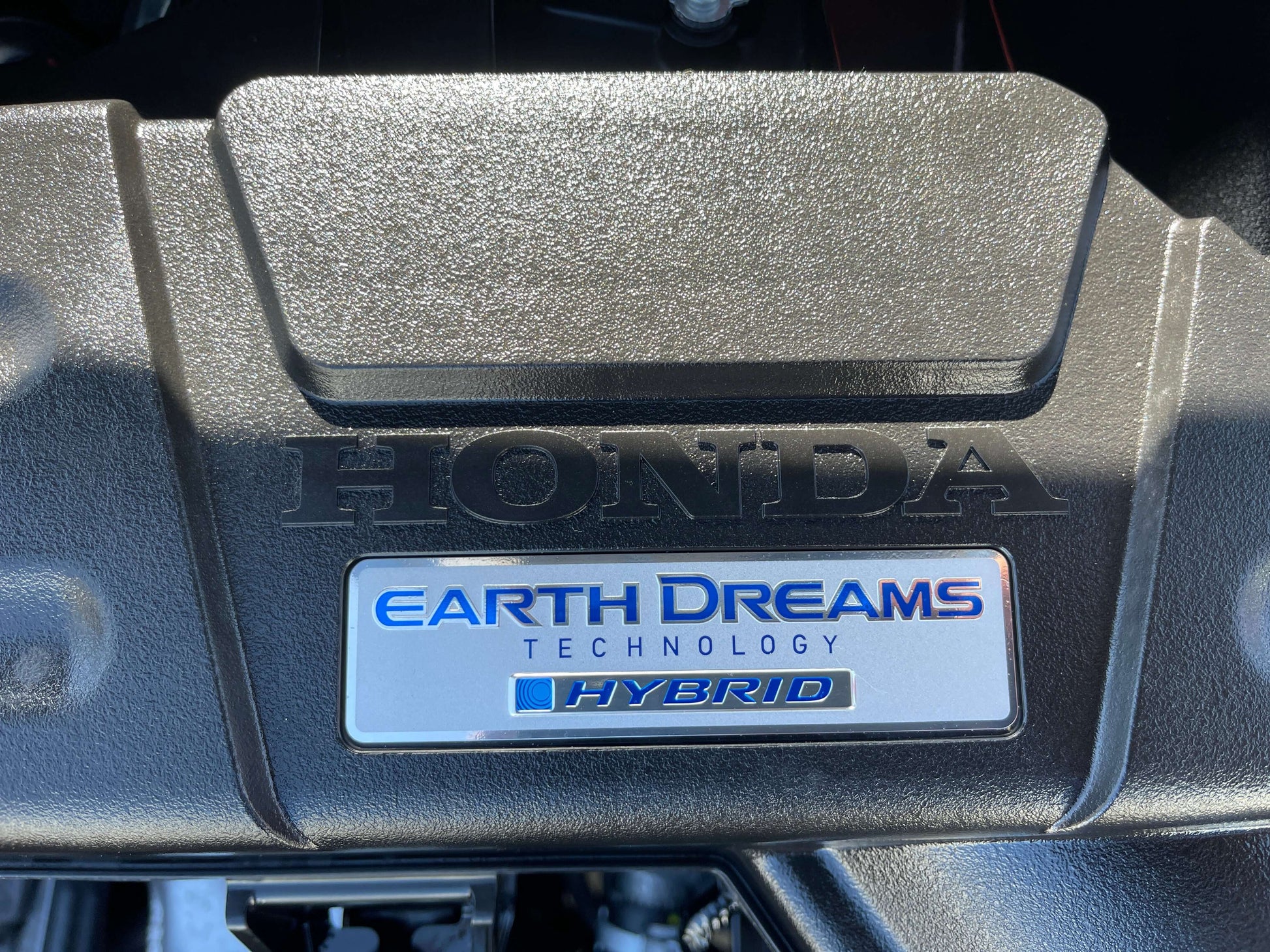 2016 Honda Odyssey 2.0 Hybrid Honda Earth Dreams Technology Hybrid engine cover close-up.