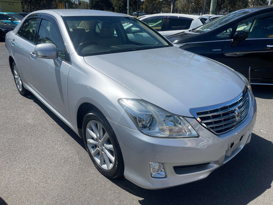 2008 Toyota Crown V6 3.0L Royal Saloon Luxury Sedan in silver, showcasing stylish design and premium features.