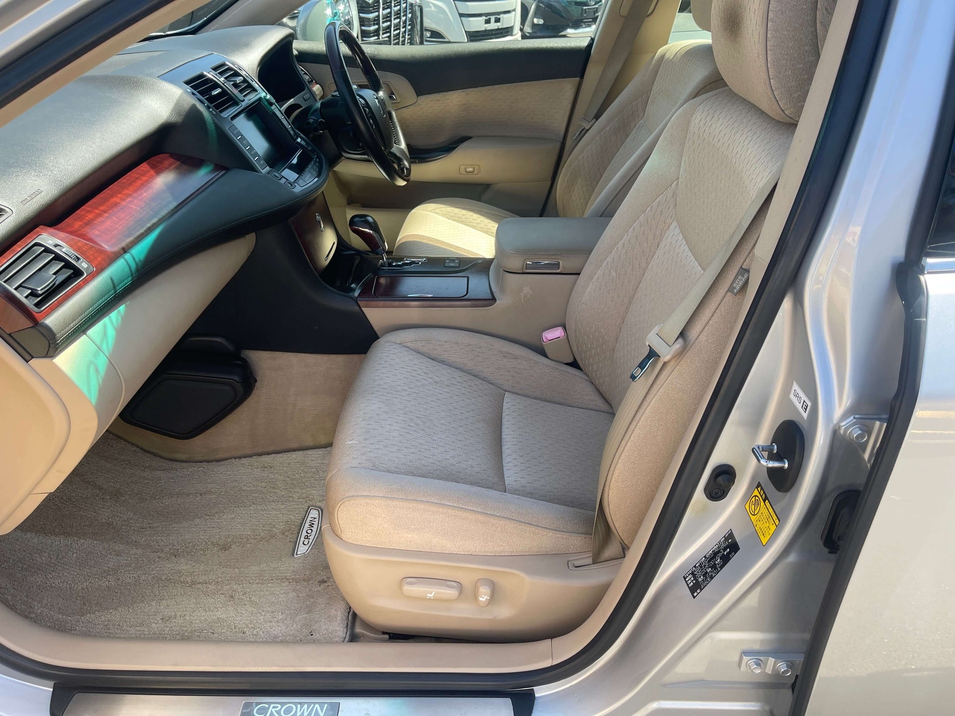 2008 Toyota Crown V6 3.0L interior view showing beige seats and dashboard in luxury sedan.