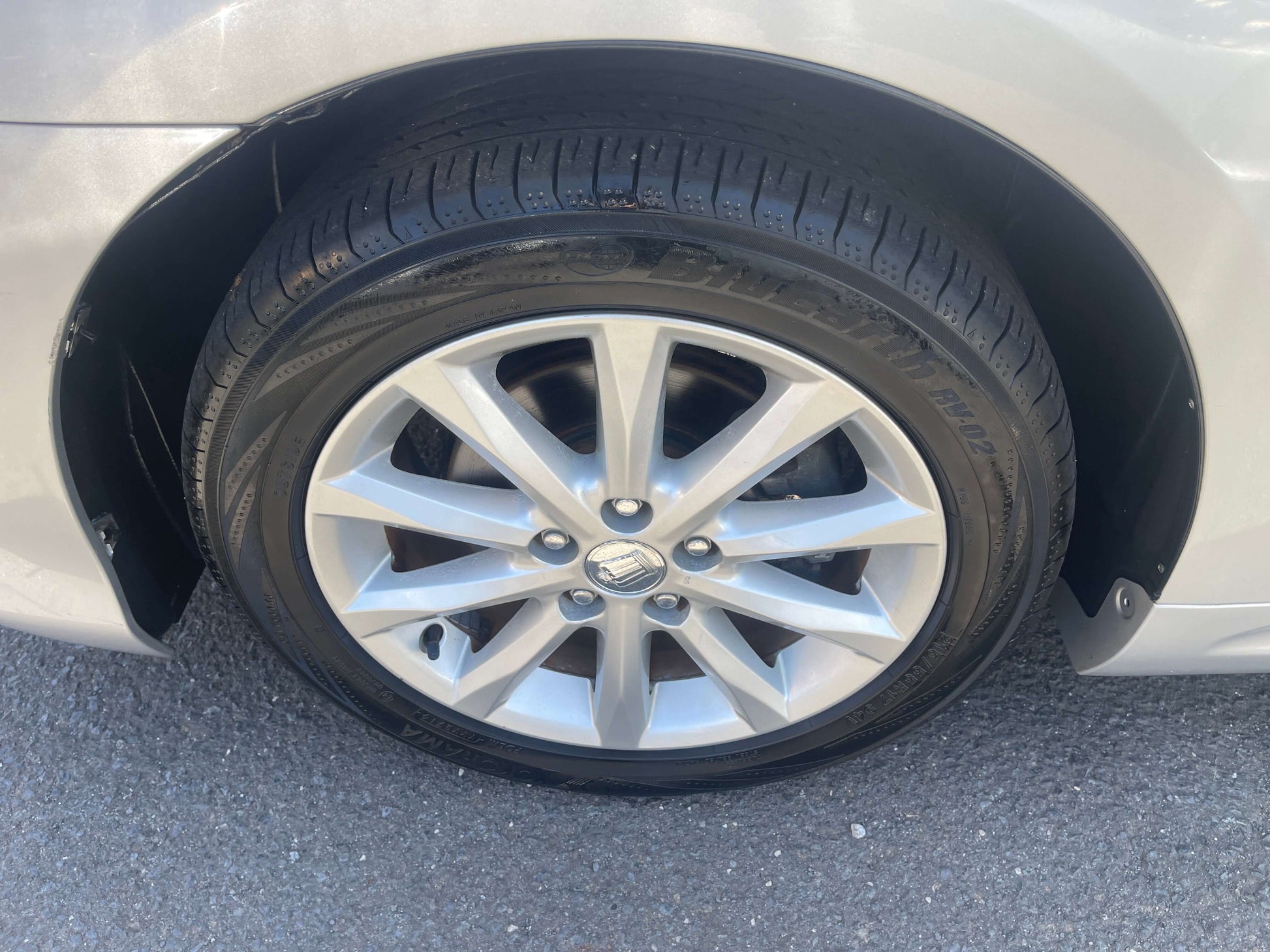 2008 Toyota Crown V6 3.0L Royal Saloon luxury sedan wheel and tire close-up.