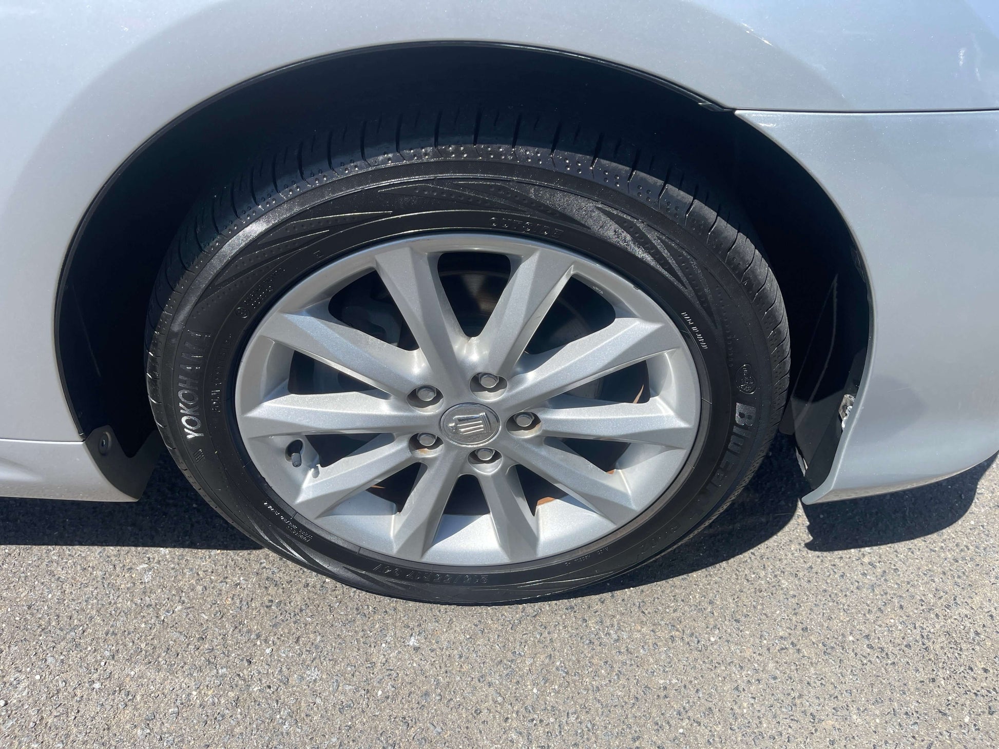 2008 Toyota Crown V6 3.0L luxury sedan tire view showcasing clean wheel and tire design.