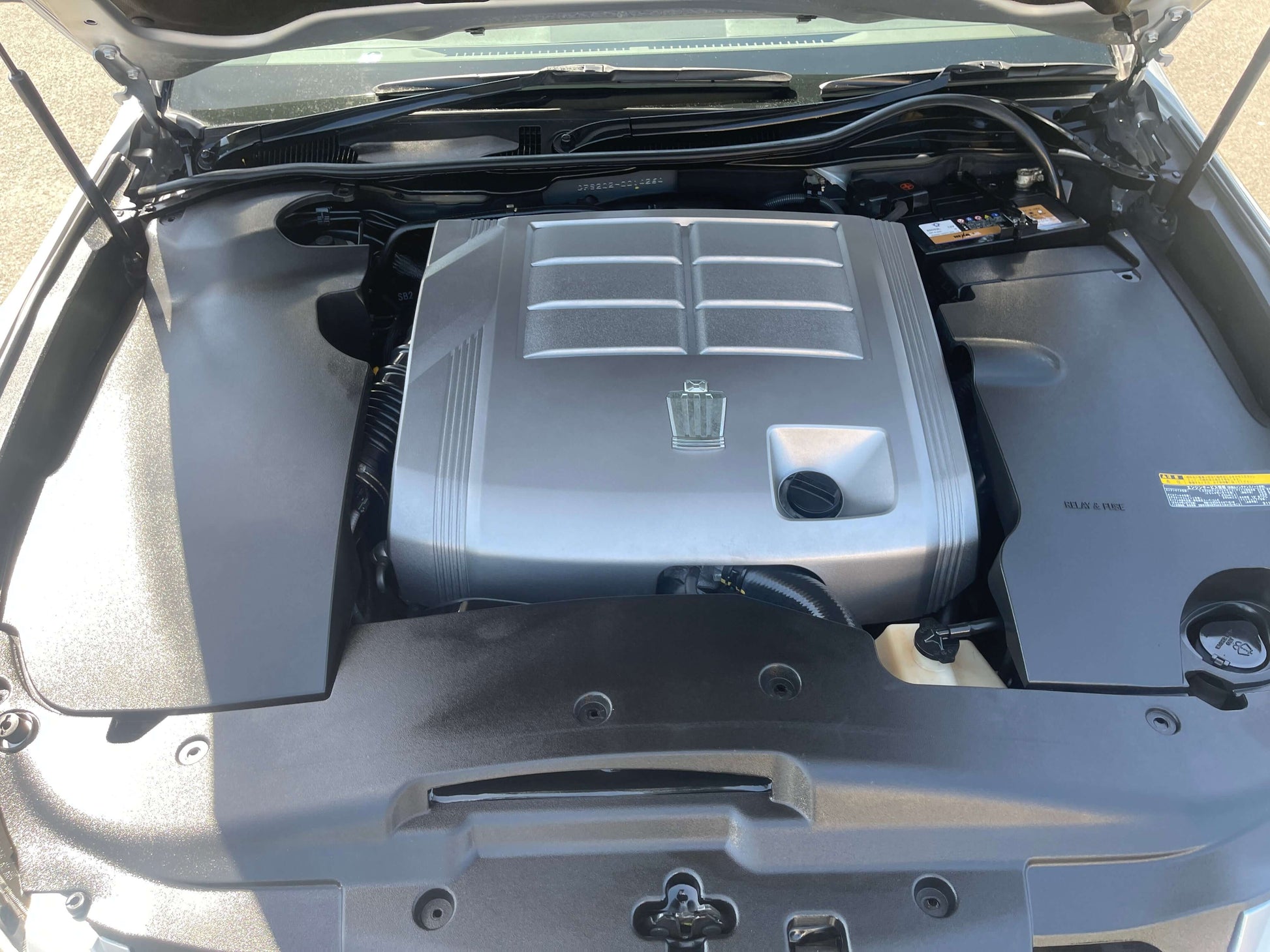 Engine compartment view of 2008 Toyota Crown V6 3.0L Royal Saloon Luxury Sedan showcasing the powerful V6 engine.