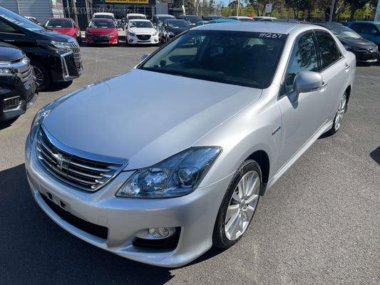 2009 Toyota Crown V6 3.5L Hybrid luxury sedan in silver color parked outdoors, VIN 6ZZ9GWS2040011287, low mileage vehicle.
