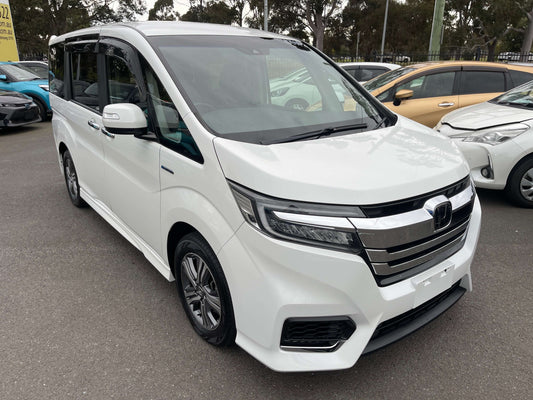 2018 Honda Honda Stepwgn 2.0 Spada Hybrid G Honda Sensing, modern white MPV, 7 seater, showcasing front view.