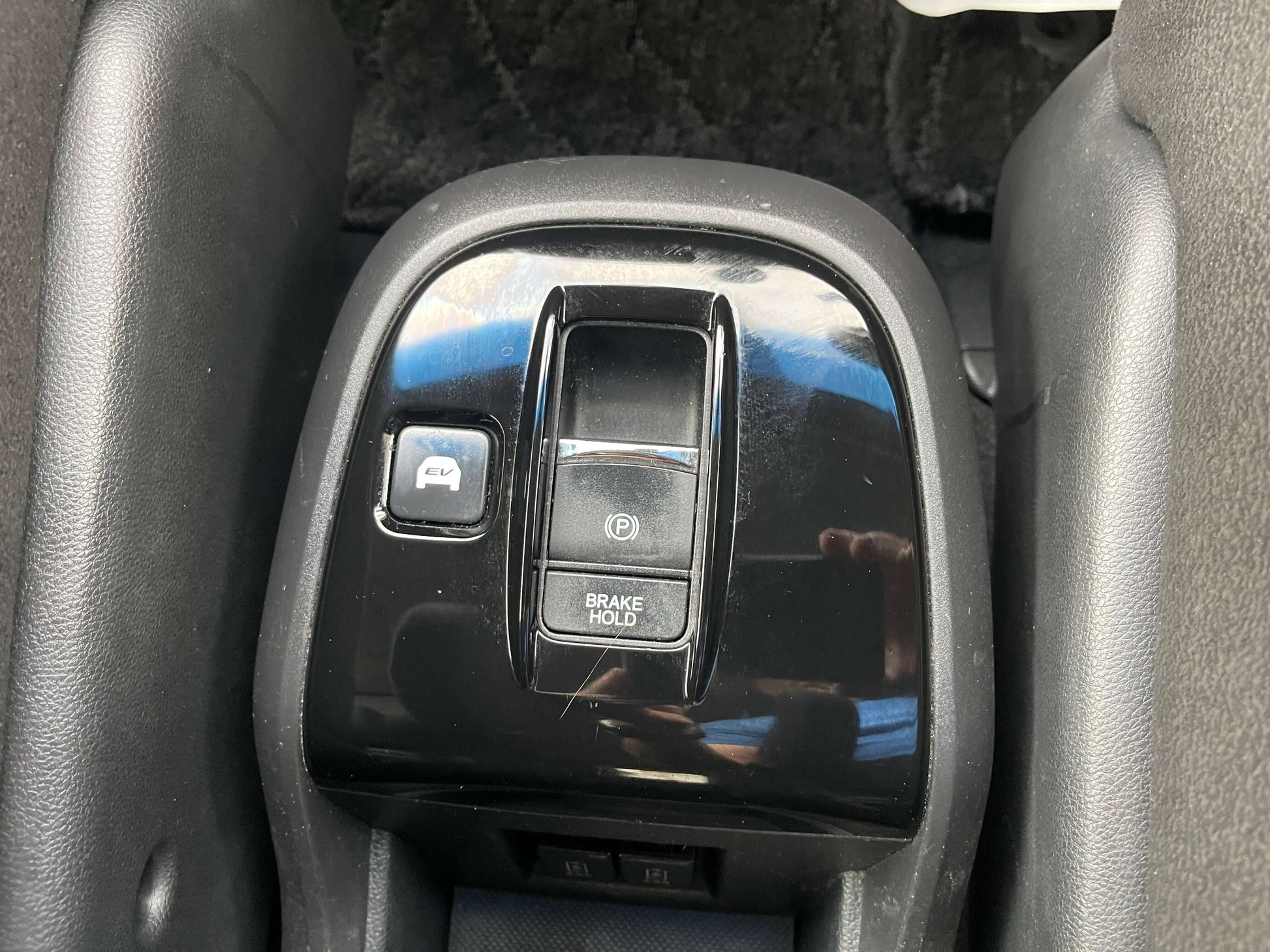 Close-up of the center console controls in the 2018 Honda Honda Stepwgn 2.0 Spada Hybrid featuring brake hold. 2018 Honda Honda Stepwgn 2.0 Spada Hybrid.