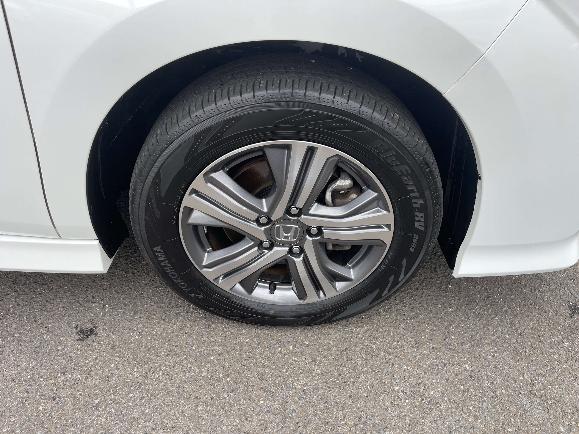 2018 Honda Honda Stepwgn 2.0 Spada Hybrid wheel with stylish alloy rim and tire, showcasing modern design and performance.
