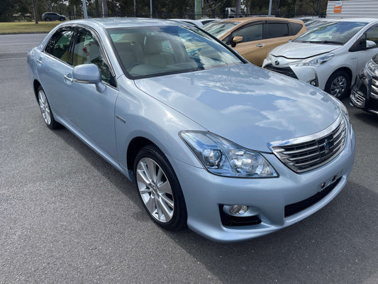 2009 Toyota Crown V6 3.5L Hybrid Luxury Sedan parked, showcasing its sleek design and elegance.