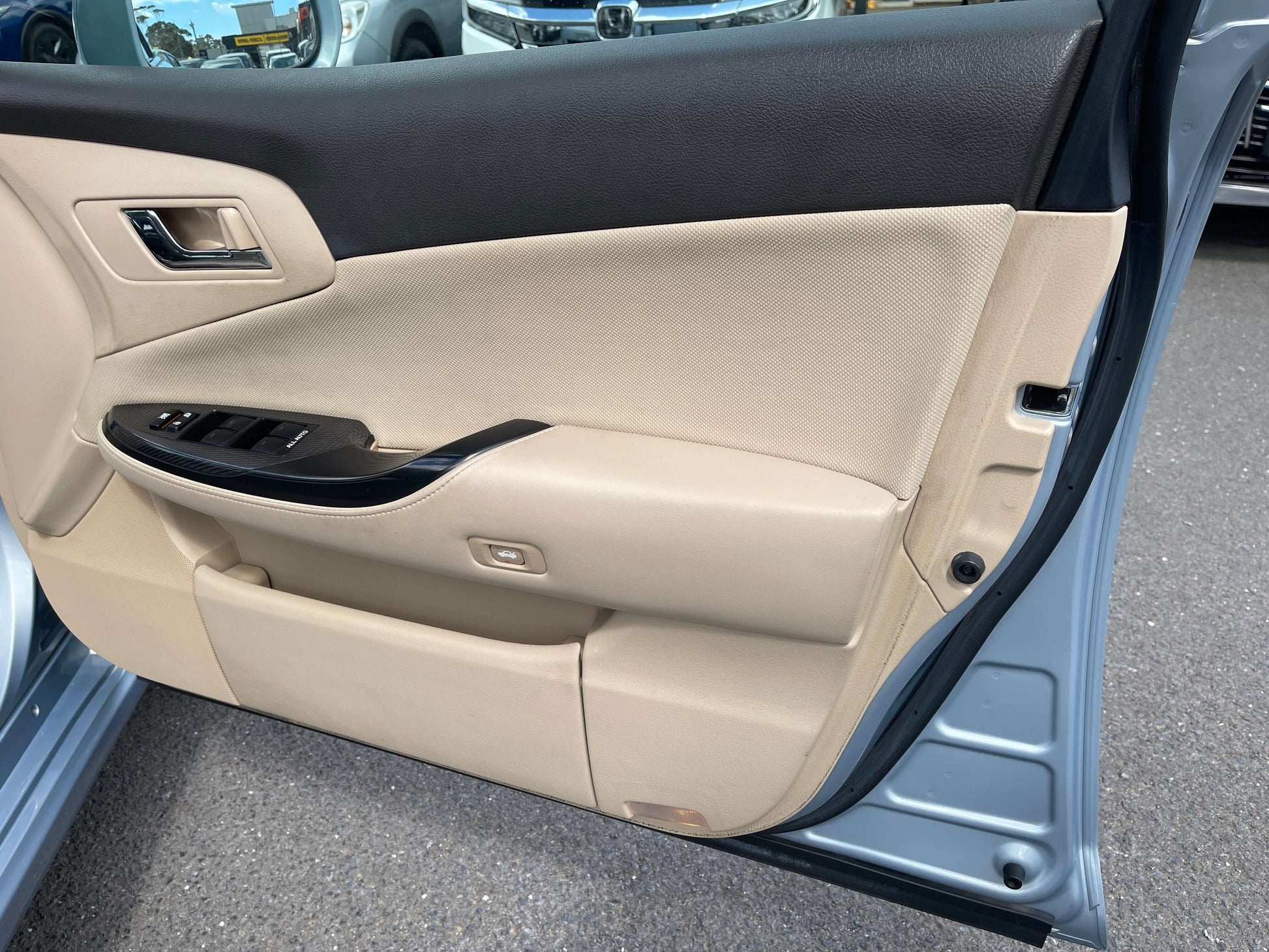 Interior view of the driver's side door of a 2009 Toyota Crown V6 3.5L Hybrid luxury sedan.