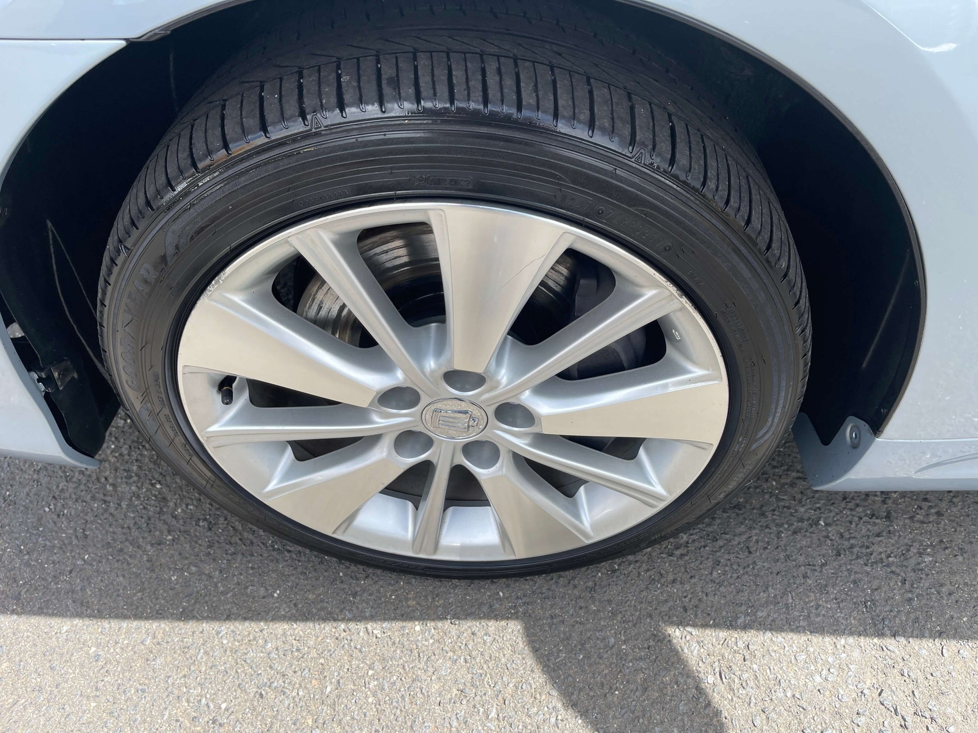 Close-up of the alloy wheel on a 2009 Toyota Crown V6 3.5L Hybrid Luxury Sedan, showcasing its stylish design.