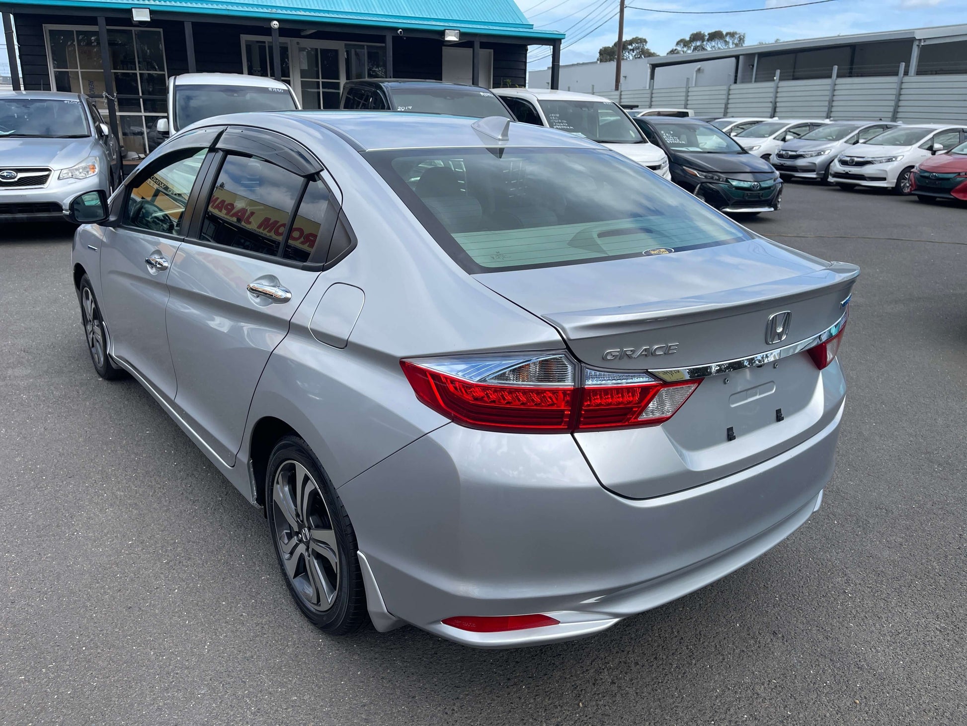 2015 Honda Grace 1.5 Hybrid EX silver sedan with a sporty rear view, showcasing sleek design and excellent engineering.